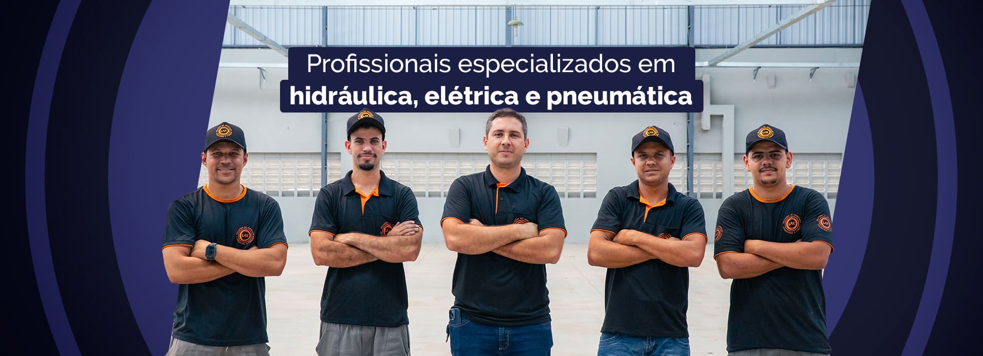 Equipe de técnicos Lax Soluções posando em galpão industrial — profissionais em hidráulica, elétrica e pneumática