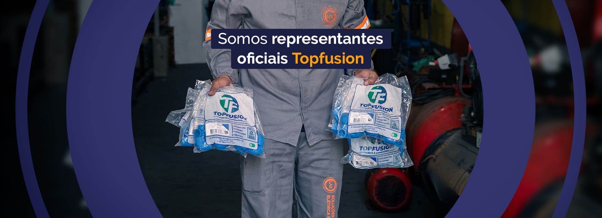 Representante segurando embalagens PPR TopFusion — soluções homologadas para tubulação de ar comprimido