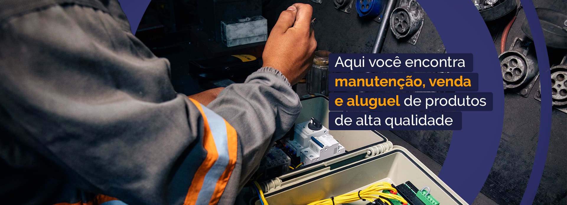 Técnico realizando manutenção em painel elétrico com componentes e cabos — montagem e manutenção elétrica industrial