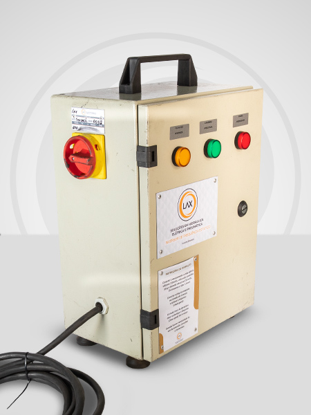 Painel de controle portátil com botões coloridos, selector e cabo de alimentação, placa com logotipo LAX — painel elétrico industrial sob medida