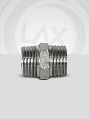 Conexão galvanizada metálica em fundo claro com logotipo LAX ao fundo — peça de união para tubulação industrial
