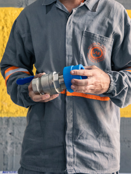 Técnico ajustando unidade do compressor em oficina — manutenção preventiva e corretiva de sistemas de ar comprimido