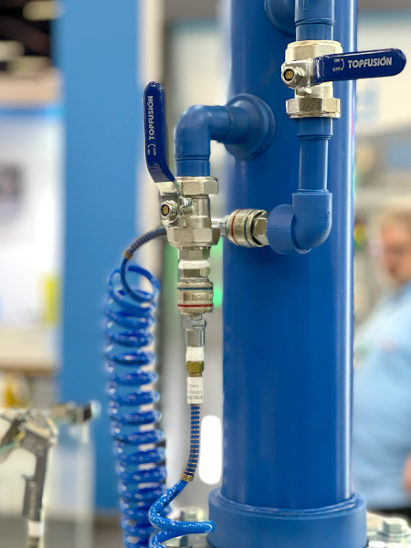 Tubulação PPR azul TOPFUSION com filtro secador, conexões de latão, mangueira de aço inox e manômetro digital para sistema de ar comprimido industrial