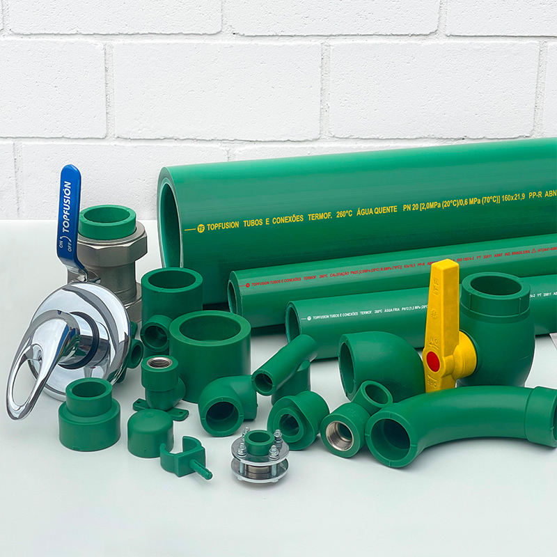 Tubulação verde PPR TopHidro com válvulas azuis, conectores amarelos, tês, cotovelos e adaptadores de latão para sistema de rede hidráulica