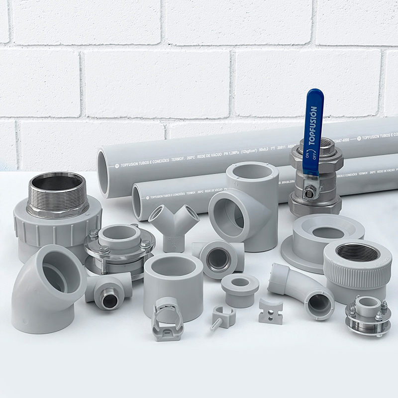 Tubulação e conexões cinza TopVaccu com válvula de alavanca azul, flanges, tês e adaptadores, mostrados para aplicação em sistemas industriais de vácuo
