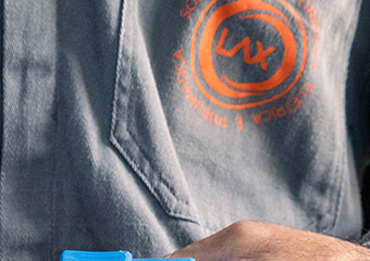 Detalhe do uniforme com logomarca LAX no peito